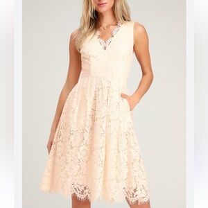 Lulus cream lace Love Swept knee length dress Women’s sz L NWT